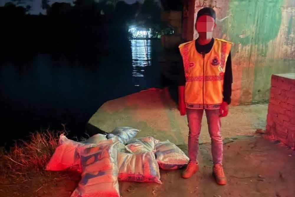 Seorang penyeludup bertindak melarikan diri meninggalkan 300 kg beras selepas kegiatan haram itu berjaya dikesan anggota Batalion 7 PGA Kuantan di bawah jambatan Pulau Ular, Tumpat pada Jumaat.