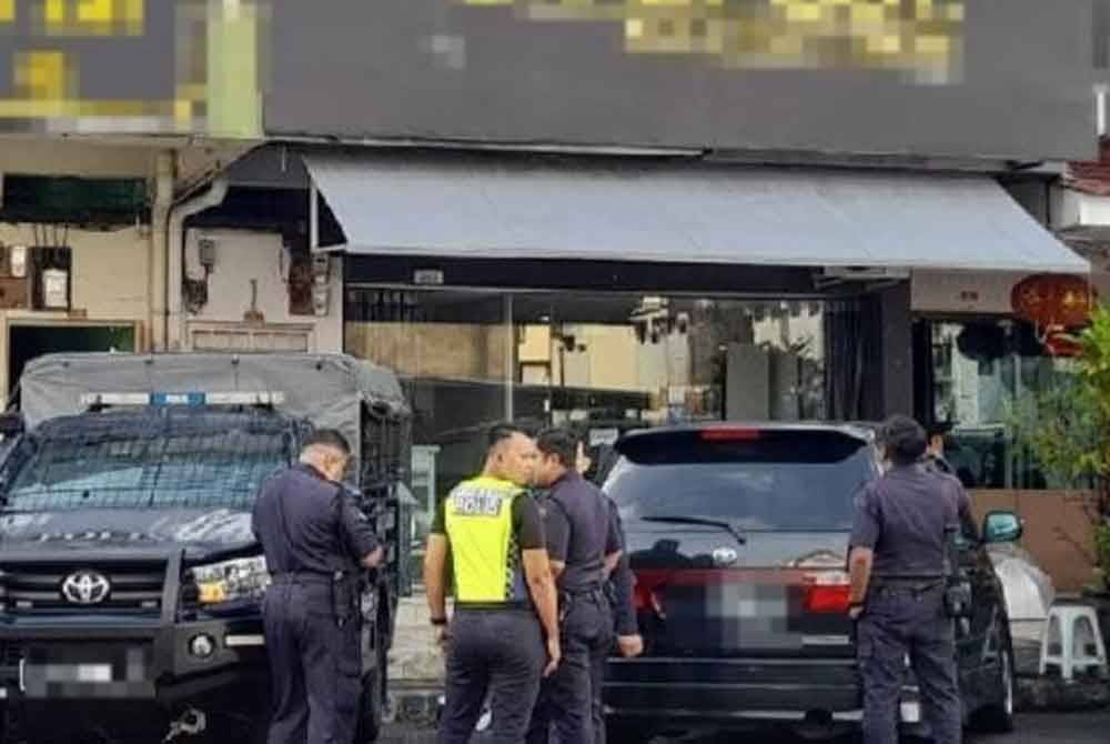 Anggota polis melakukan siasatan di lokasi kejadian.