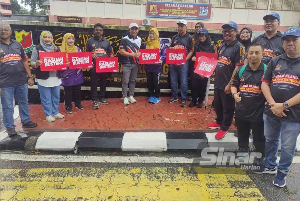 Mohamed Khusrin (tujuh dari kiri) bersama Wan Normi (dua dari kiri) bergambar bersama guru dan kakitangan MBDK di Sekolah Kebangsaaan (SK) Klang pada acara Fun Walk sempena Hari Klang Tanpa Kenderaan pada Ahad.