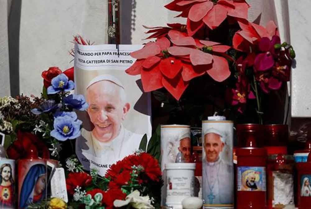 Keadaan kesihatan Paus Francis dilaporkan masih 'kritikal' selepas mengalami krisis pernafasan berpanjangan. Foto Agensi