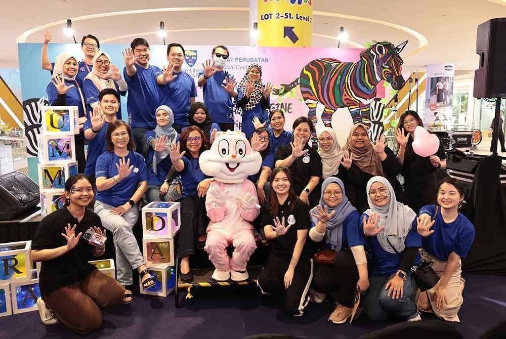 Dr Nazirah (duduk empat dari kiri) bergambar kenangan bersama penganjur Hari Penyakit Jarang Jumpa 2025. - Foto Ihsan penganjur