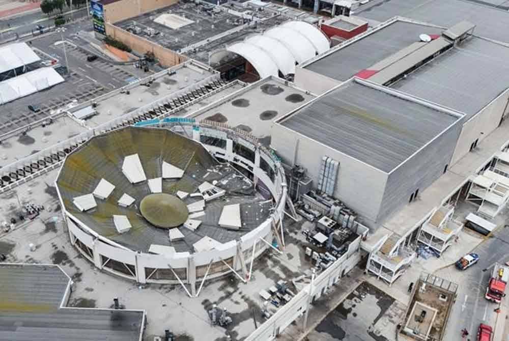 Bumbung medan selera sebuah pusat beli-belah di barat laut Peru runtuh. Foto Agensi