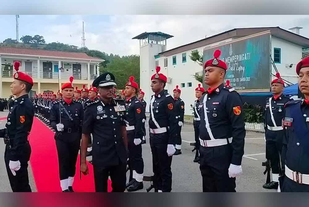 M Kumar memeriksa kawalan kehormatan pada Majlis Memperingati Peristiwa Bukit Kepong di Galeri Darurat Bukit Kepong, Muar pada Ahad.