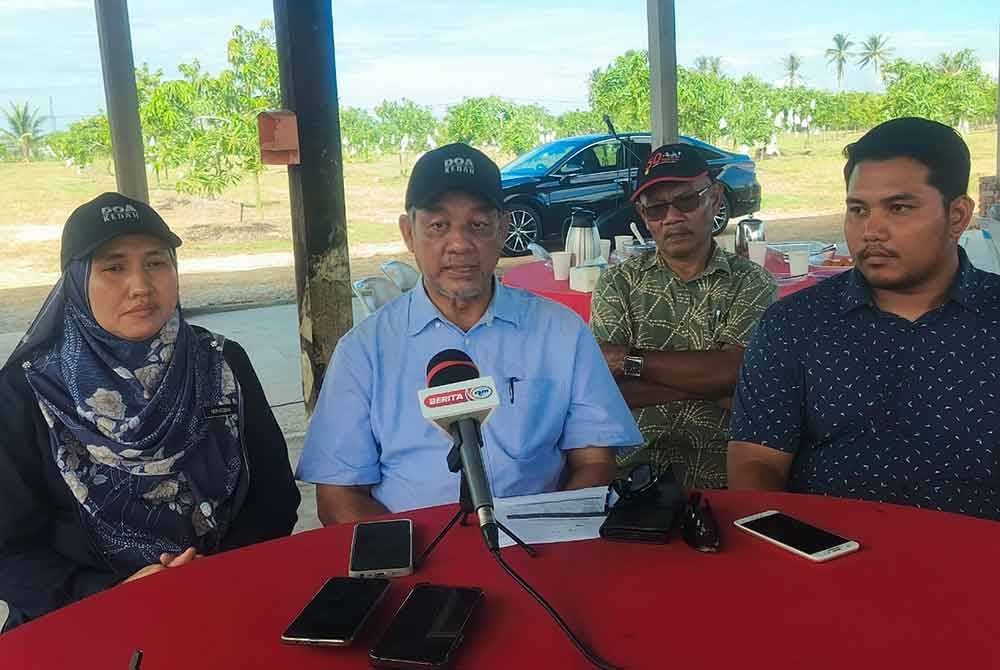 Dzowahir (dua dari kiri) pada sidang akhbar selepas melawat ladang mempelam Usima Agriculture Sdn BHD di Kampung Kelompang, Alor Setar pada Ahad.
