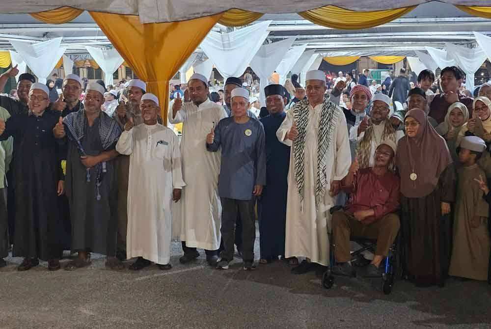 Muhammad Nasir (tengah) hadir pada majlis makan malam amal sempena sambutan Jubli Perak At-Taalim, Lekir, Jumaat lalu.