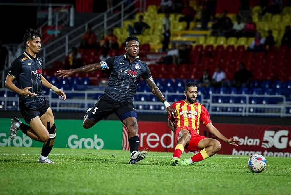Pemain Selangor FC, Ali Iyad Ali Olwan menjaringkan gol pada Piala Cabaran Final 2 di antara PDRM FC menentang Selangor FC. Foto Bernama