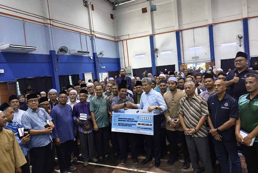 Mohamad menyampaikan sumbangan imarah masjid dan surau sempena Ramadan.