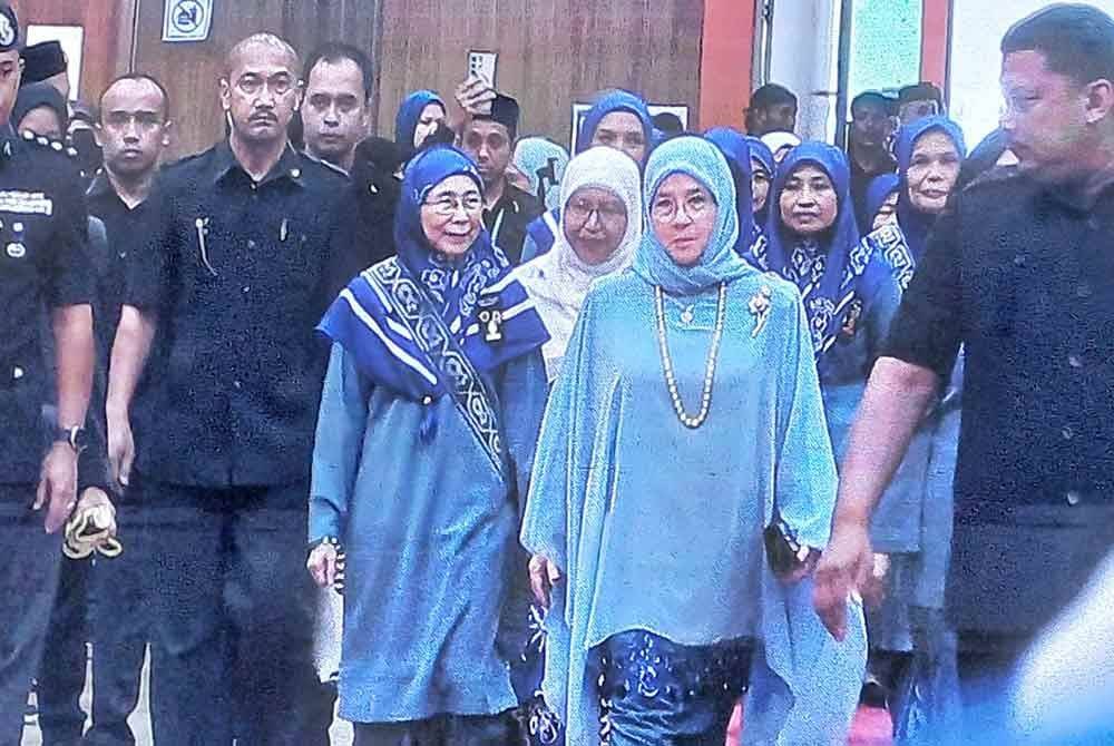 Wan Azizah mengiringi Tunku Azizah yang berkenan hadir pada Hari Peringatan Kebangsaan 2025 di Kompleks Sukan Universiti Malaysia Pahang Al-Sultan Abdullah (UMPSA), Gambang di Kuantan pada Ahad. Foto Sinar Harian.