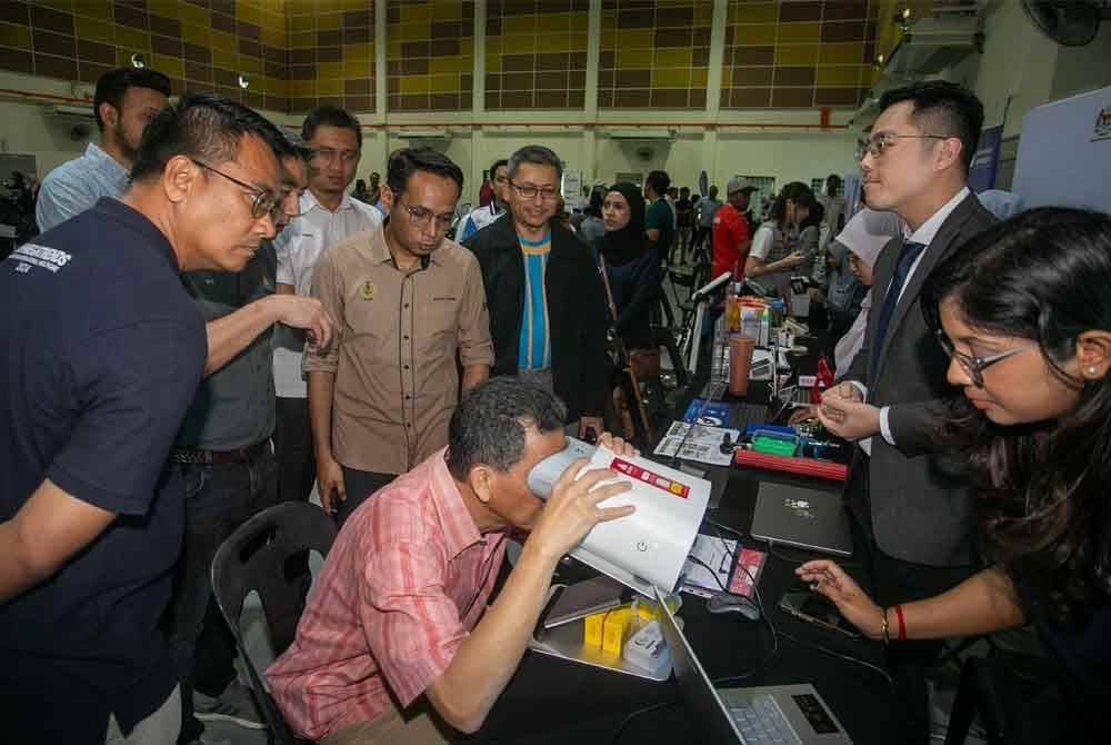 Mohd Azlan ketika sesi lawatan ke reruai pada Program Future Health Hall 'Kesihatan Menghubungkan Rakyat' di sini hari ini. Foto Bernama