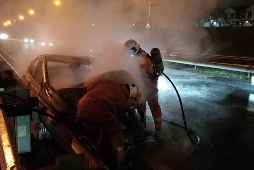 Anggota bomba memadamkan kebakaran sebuah kereta yang terlibat kemalangan di susur keluar Setia Tropika, Kempas pada Ahad. - Foto JBPM Johor