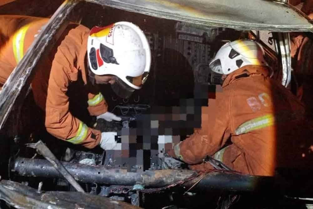 Pemandu yang tidak dapat dipastikan identitinya rentung selepas kereta dipandunya terbakar dalam kemalangan di Kilometer 5.6, susur keluar Setia Tropika, Kempas di Johor Bahru, pada pagi Ahad. - Foto JBPM Johor