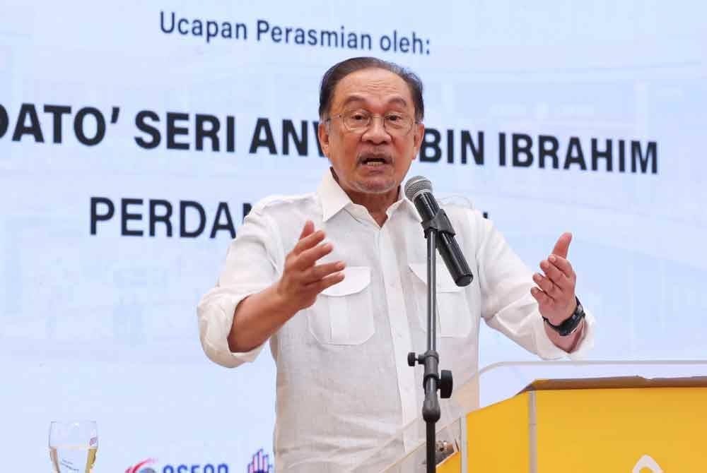 Anwar ketika berucap pada Majlis Perasmian Alamanda Berwajah Baharu pada Ahad. Foto Bernama