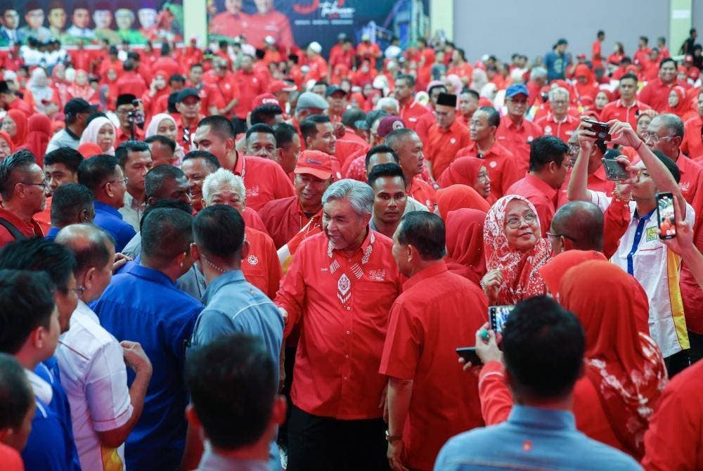Ahmad Zahid (tengah) bersalaman dengan ahli UMNO ketika tiba pada majlis sambutan ulang tahun UMNO Sabah ke-34 di Kompleks Sukan Tawau pada Ahad. Foto Bernama