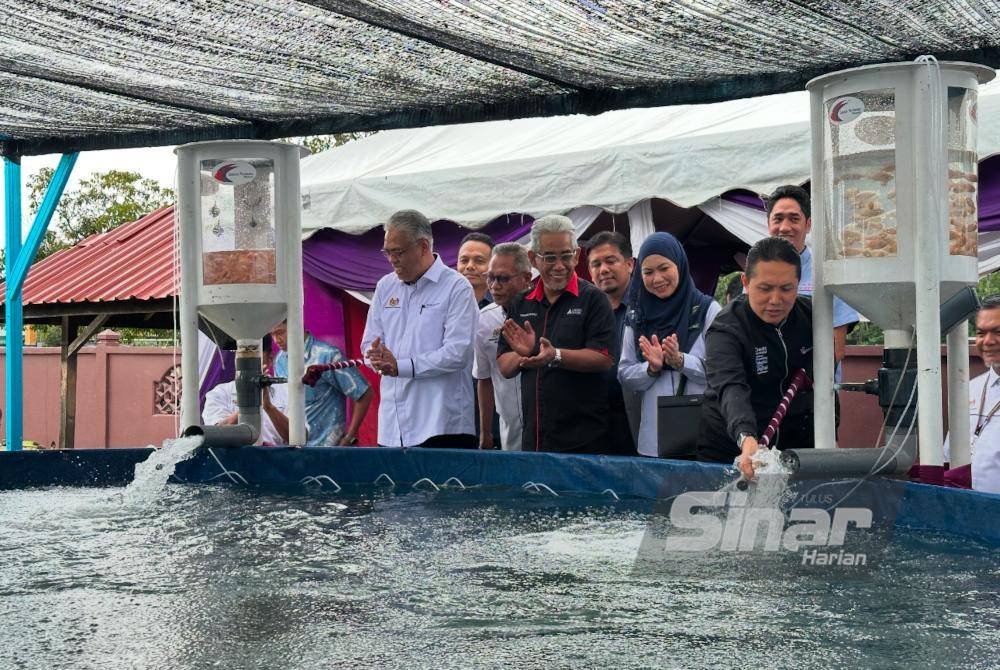 Acara pelepasan anak-anak ikan tilapia ke kolam yang dibina di SMK Meranti. FOTO SINAR HARIAN-ADILA SHARINNI WAHID