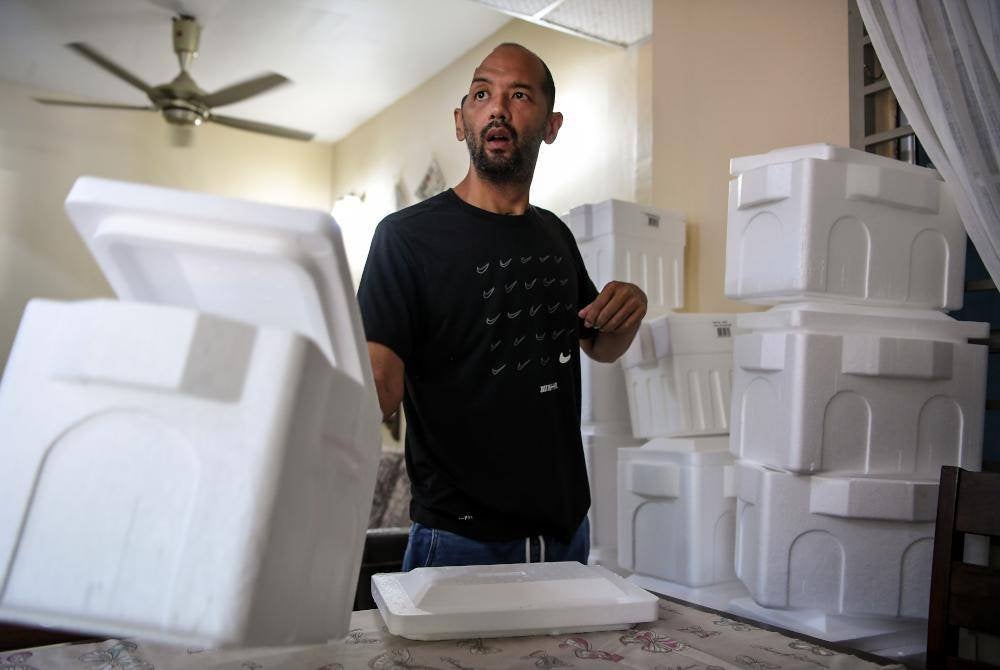 Ahli fisioterapi Muhammad Sufi Abdul Aziz tidak 'menang tangan' menyiapkan tempahan daging salai daripada orang ramai setelah kisahnya mengumpul dana untuk membiayai kos pembedahan memasang implan tempurung kepala tular di media sosial baru-baru ini. Foto Bernama