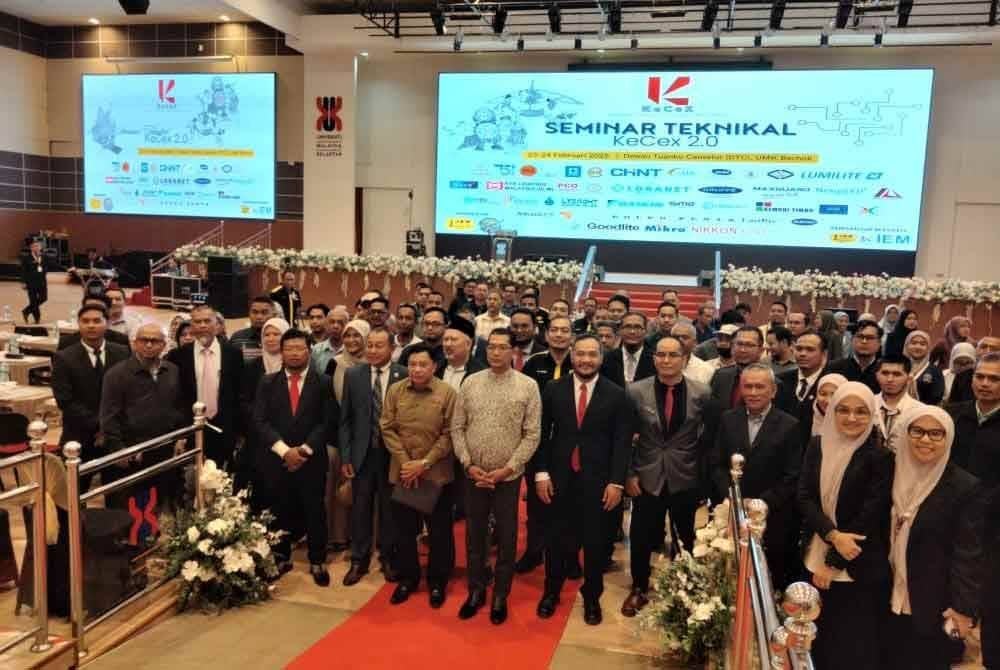 Nik Soh (empat dari kiri) bergambar bersama tetamu jemputan, kontraktor dan pembekal sempena KeCeX 2.0 pada Ahad.