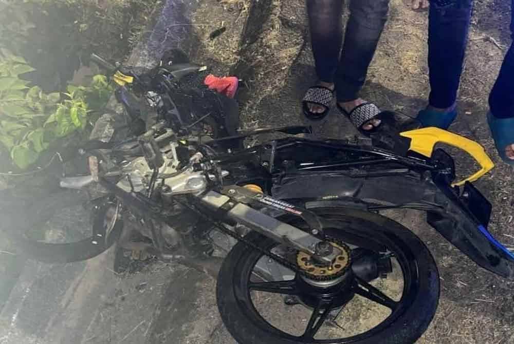 Nur Azreen mengalami kecederaan parah dibahagian kepala akibat terjatuh daripada motosikal selepas digesel oleh sebuah motosikal lain.