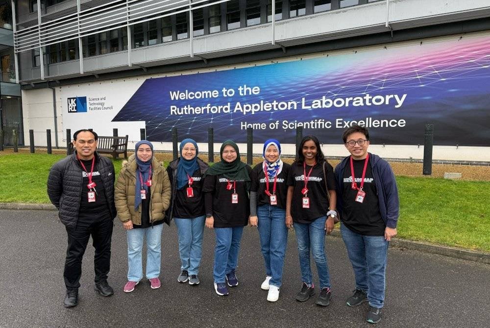 Mohd Mustafa (kiri) bersama penyelidik-penyelidik UniMAP di RAL London.