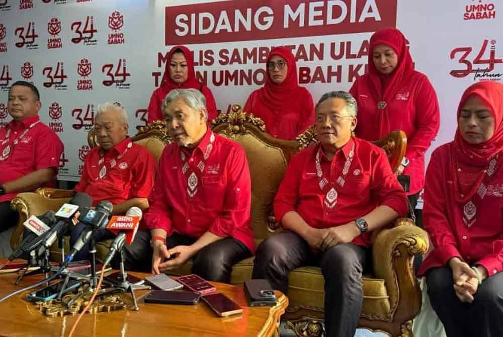 Ahmad Zahid (tengah) ketika ditemui pemberita selepas menyempurnakan Majlis Sambutan Ulang Tahun UMNO Sabah kali ke-34 di Kompleks Sukan Tawau pada Ahad.