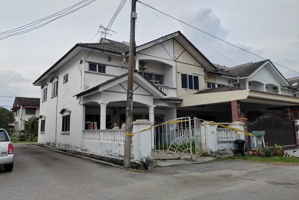 Kejadian bunuh yang berlaku di bilik atas rumah teres dua tingkat di Taman Seri Mangga Seksyen 1, Pokok Mangga, di sini, pada pagi Ahad.