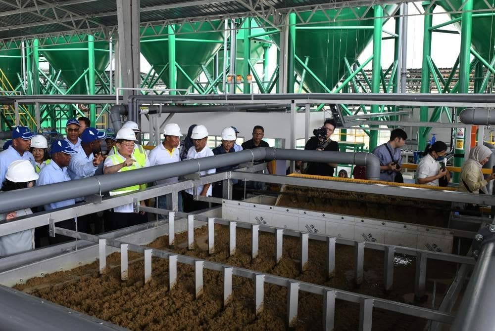 Kon Yeow melawat Loji Penyahairan Sungai Dua di Loji Rawatan Air (LRA) Sungai Dua pada Ahad. Foto Bernama