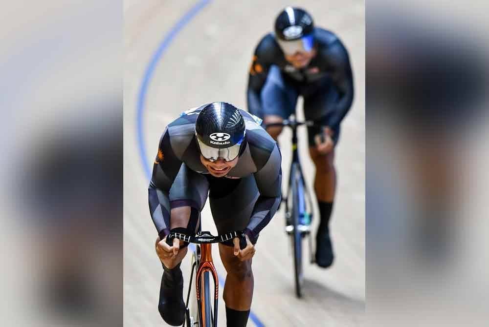 Shah Firdaus (depan) bersaing dengan Ridwan Sahrom dalam acara pecut elit lelaki akhir pada ATC di Velodrom Nasional Nilai.