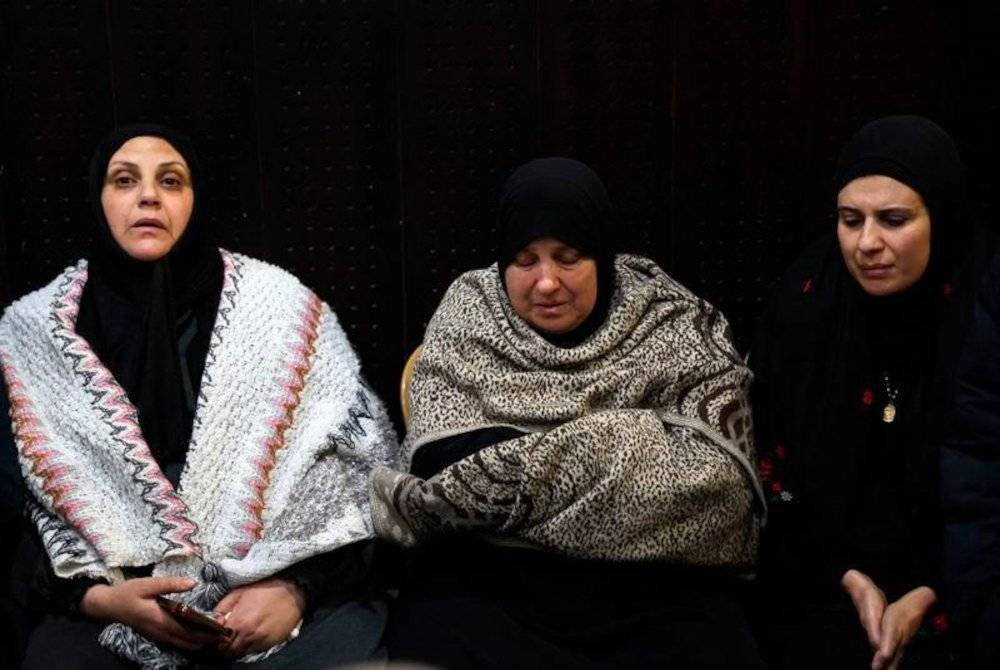 Ahli keluarga tahanan Palestin kelihatan kecewa selepas Israel menangguhkan pembebasan mereka. Foto AFP
