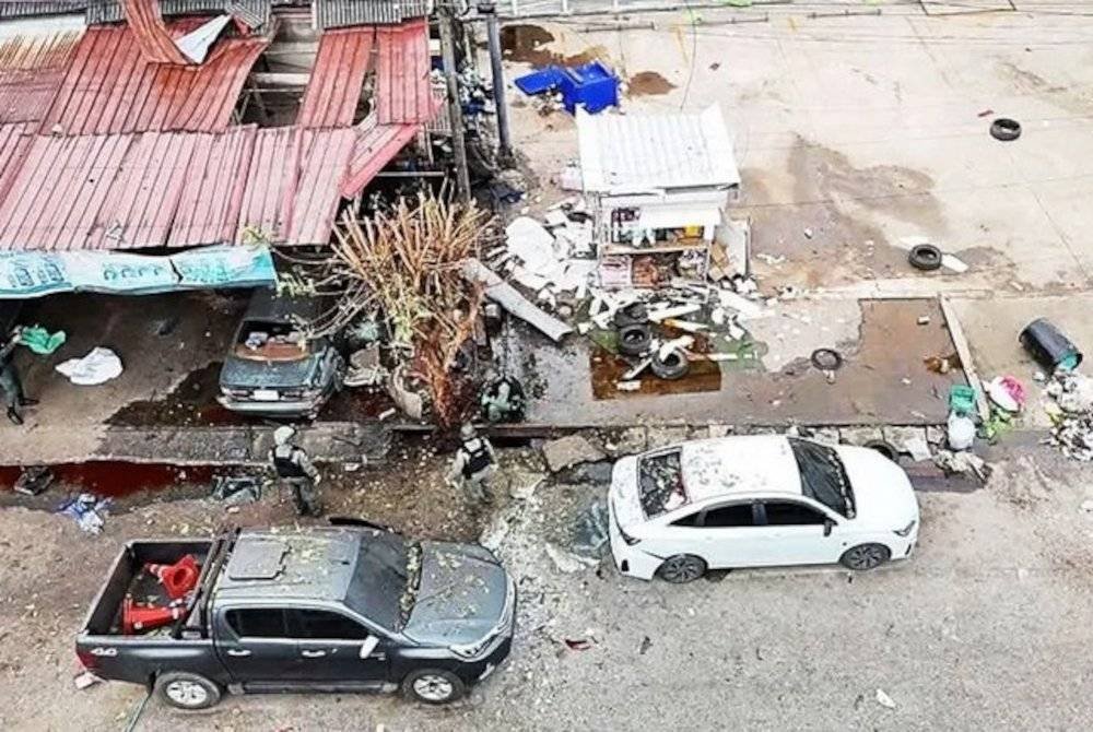 Seramai 23 individu termasuk tujuh orang anggota polis cedera dalam satu insiden letupan bom berhampiran sebuah pasar raya di daerah Bannang Sata, Wilayah Yala, malam tadi.