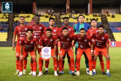 Kesebelasan utama pasukan Melaka FC yang diturunkan K Devan dalam aksi terakhir musim ini ketika menundukkan Machan FC 7-2 di Stadium Hang Jebat, Krubong malam ini. Foto FB Melaka FC