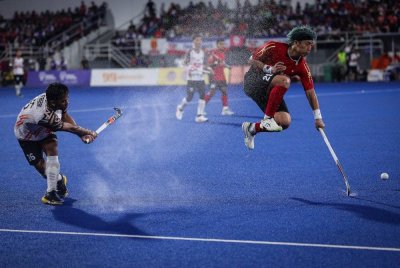Faizal Saari (kiri) menentang pemain TNB, Jang Jong Hyun (kanan) pada aksi akhir Piala TNB Cup 2025 di Stadium Nasional Hoki Bukit Jalil. Foto Bernama