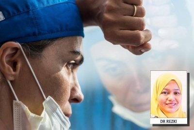 Peranan jururawat dalam menyokong sektor perubatan negara dengan memberi khidmat kepada masyarakat perlu dihargai semua pihak. Foto hiasan (Gambar kecil: Dr Rezki Perdani Sawai)