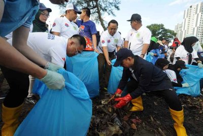 Onn Hafiz (kanan) turut serta dalam program Southern Volunteers Go Green @ Johor Bersih Peringkat Negeri Johor 2025 di Kampung Bakar Batu, Sungai Tebrau, di Johor Bahru, pada Ahad.