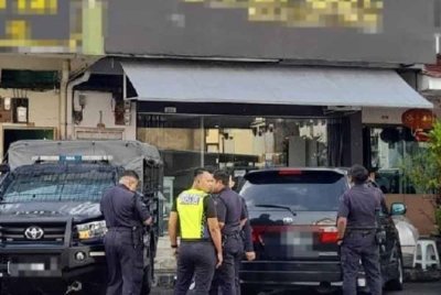 Anggota polis melakukan siasatan di lokasi kejadian.