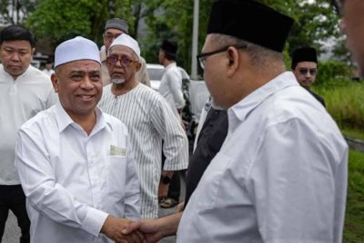 Saarani (dua, kiri) hadir bagi menziarahi jenazah ADUN Ayer Kuning Ishsam Shahruddin di kediaman Allahyarham Ishsam di Desa Seri Ampang hari ini. Foto Bernama