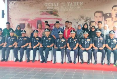 Waris kepada pejuang Bukit Kepong bergambar selepas Majlis Memperingati Peristiwa Bukit Kepong di Galeri Darurat Bukit Kepong, Muar pada Ahad.