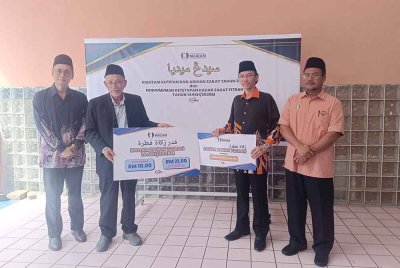 Shaikh Harun (dua dari kiri) ketika majlis pengumuman kadar zakat fitrah