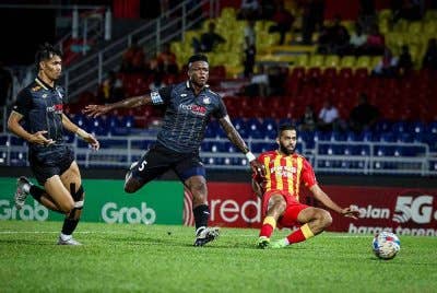 Pemain Selangor FC, Ali Iyad Ali Olwan menjaringkan gol pada Piala Cabaran Final 2 di antara PDRM FC menentang Selangor FC. Foto Bernama