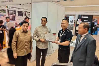 Nik Soh (kanan) mengiringi Saizol (dua, kiri) menyampaikan sijil penyertaan kepada pembekal KeCeX 2.0 pada Ahad.