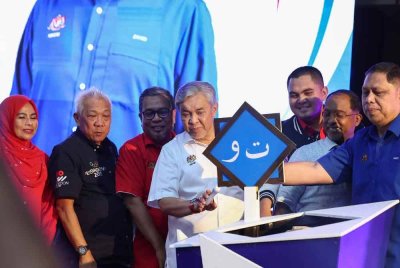 Ahmad Zahid Hamidi (tengah) merasmikan Penutup Program Sentuhan Kasih Desa@Tawau 2025 di Kompleks Sukan Tawau hari ini. Foto Bernama