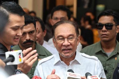Anwar (tengah) ketika sidang media pada Majlis Perasmian Alamanda Berwajah Baharu hari ini. Foto Bernama