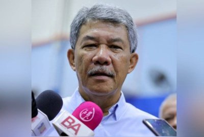 Mohamad ketika ditemui media selepas Majlis Penyampaian Sumbangan Ramadan di Dewan Ibu Pejabat Daerah Rembau hari ini. Foto Bernama