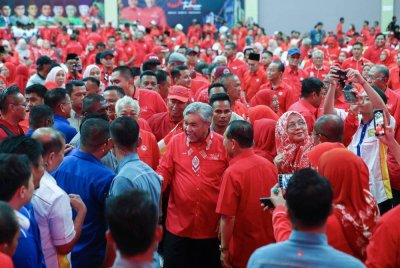 Ahmad Zahid (tengah) bersalaman dengan ahli UMNO ketika tiba pada majlis sambutan ulang tahun UMNO Sabah ke-34 di Kompleks Sukan Tawau pada Ahad. Foto Bernama