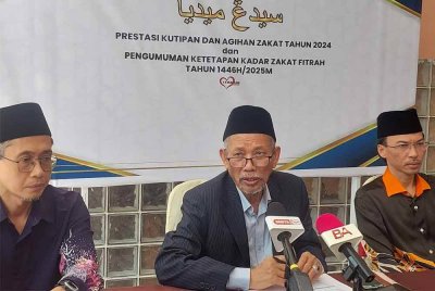 Shaikh Harun (tengah) pada sidang akhbar selepas menyempurnakan agihan bantuan zakat asnaf fakir miskin sempena Ramadan.