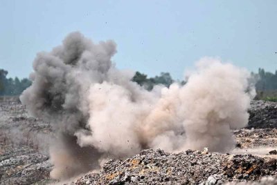 Dua kanak-kanak berusia 24 bulan maut apabila bom tangan berpandu roket (RPG) yang tertimbus meletup secara tiba-tiba berhampiran kediaman keluarga mereka.