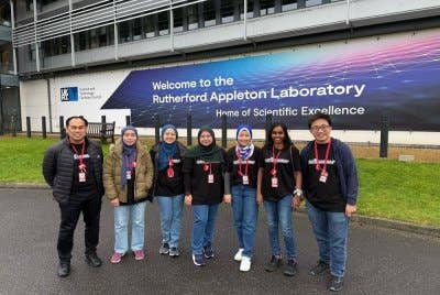 Mohd Mustafa (kiri) bersama penyelidik-penyelidik UniMAP di RAL London.