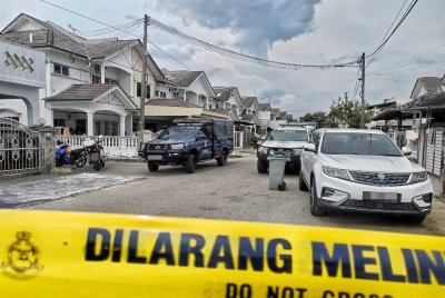 Mayat mangsa ketika diusung ke dalam kenderaan polis.