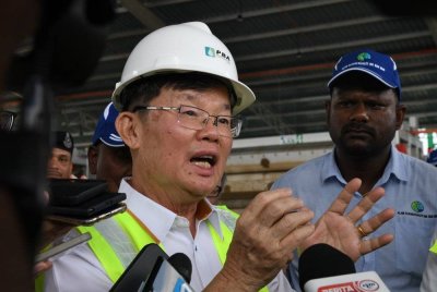 Kon Yeow pada majlis perasmian Loji Penyahairan Sungai Dua di Loji Rawatan Air (LRA) Sungai Dua pada Ahad. Foto Bernama