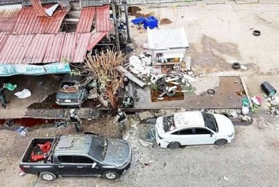 Seramai 23 individu termasuk tujuh orang anggota polis cedera dalam satu insiden letupan bom berhampiran sebuah pasar raya di daerah Bannang Sata, Wilayah Yala, malam tadi.
