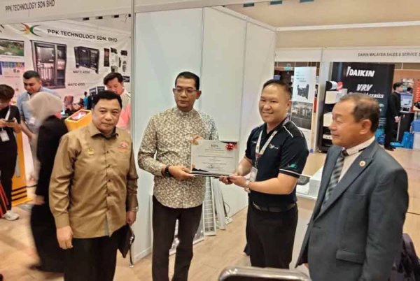 Nik Soh (kanan) mengiringi Saizol (dua, kiri) menyampaikan sijil penyertaan kepada pembekal KeCeX 2.0 pada Ahad.