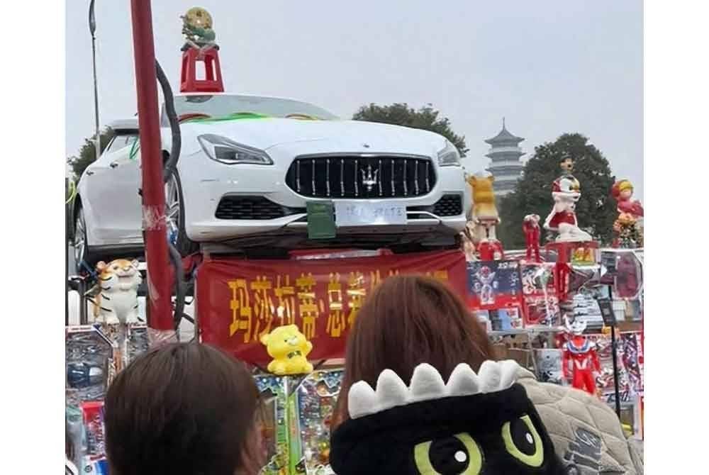 Seorang lelaki berjaya membawa pulang hadiah sebuah kereta mewah Maserati. Foto Agensi